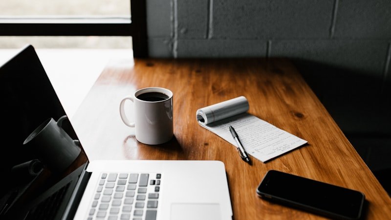 Escritorio con laptop y libreta para crear contenido