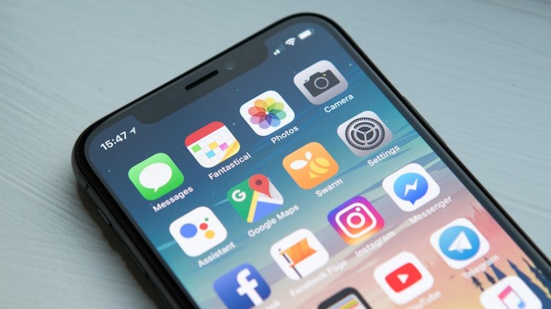 Persona viendo redes sociales en su teléfono móvil