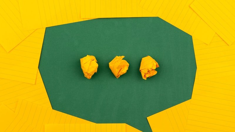 Smartphone mostrando chat de WhatsApp